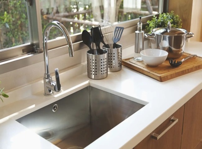 Đường ống, bồn rửa b&aacute;t được dọn dẹp thường xuy&ecirc;n
